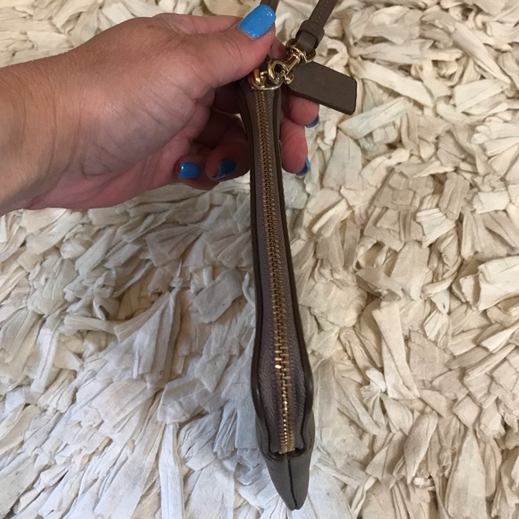 Coach corner zip cross grain leather wristlet - Picture 2 of 8